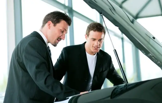 2 名男子正在討論和看汽車發動機 - ca |  談判汽車價格的 5 個技巧  第一個說話的人輸了