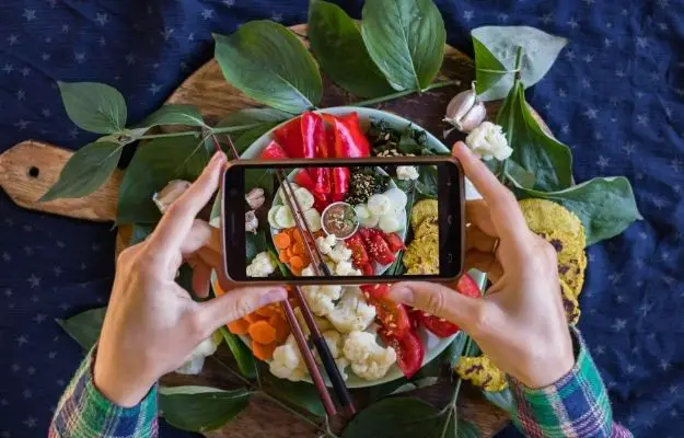 午餐或晚餐蔬菜的智能手機食品攝影-ss |  如何改用純素飲食並保持健康 |  使用社交媒體對您有利