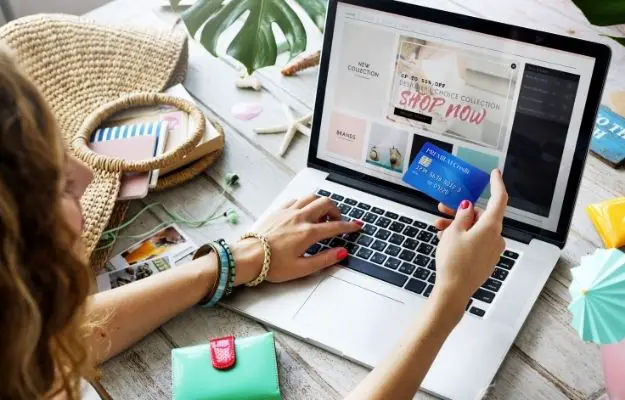 一個女孩在網上為她的暑假買東西-ss |  增加電子商務銷售額的 6 種方法  展示您的暢銷產品