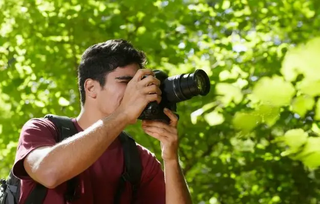一個男人正在用單反相機拍照| 高分辨率照片| CLIPARTO  攝影 |  學習的 8 大有用技能