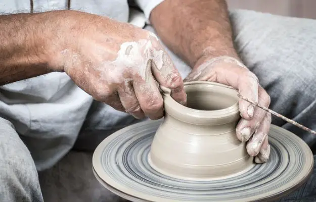 一個人製作手工陶花瓶| 高分辨率照片| CLIPARTO  做事|  今年投資自己的 7 種方法（以及為什麼重要）