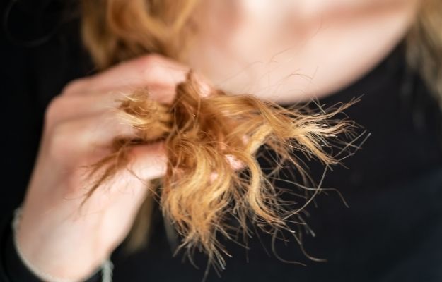 一個女人拿著她受損的頭髮- ca | 高分辨率照片| CLIPARTO  如何剪掉自己的頭髮，而且看起來還不錯|  分叉的頭髮