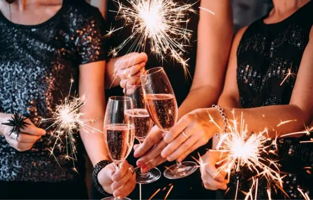人們在新年喝香檳- ss | 高分辨率照片| CLIPARTO  NYE 派對最佳居家生活的 3 條提示 |  飲料
