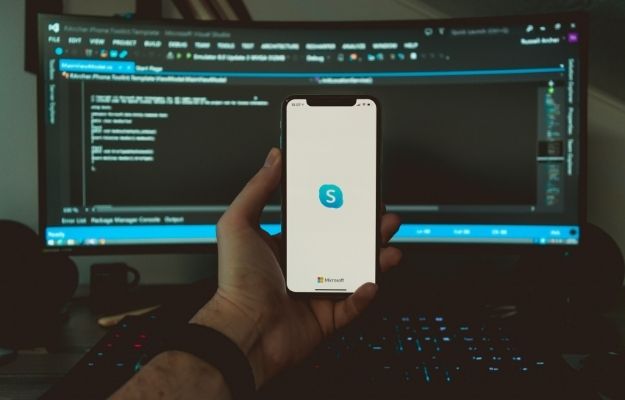手機上的skype 圖標，後面有電腦| 高分辨率照片| CLIPARTO  Zoom 是最好的虛擬會議應用程序嗎？ |  Zoom 比 Skype 好嗎？