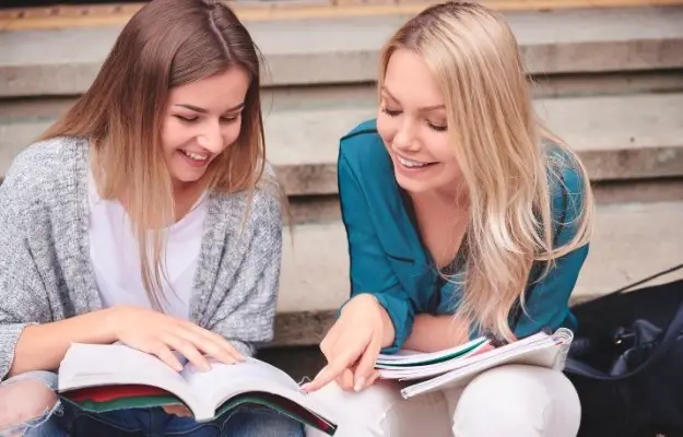 兩個女孩一起學習|  選擇合適的朋友|成為更好的學生可以做的 15 件事