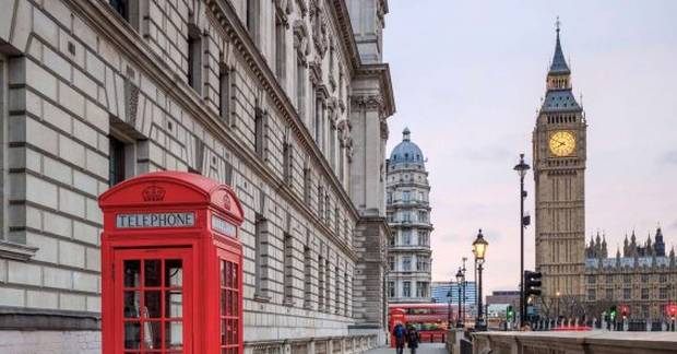 倫敦大本鐘前的紅色電話亭。